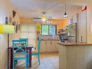 Tropical Waves #1 2 bed 2 Bath Tropical Living