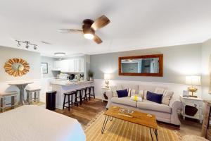 Dog-friendly charming beach condo with pool hot tub sauna deck & water access