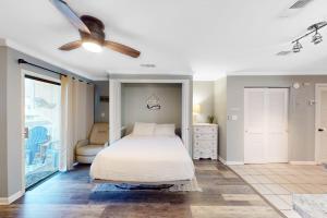 Dog-friendly charming beach condo with pool hot tub sauna deck & water access