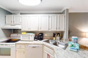 Dog-friendly charming beach condo with pool hot tub sauna deck & water access