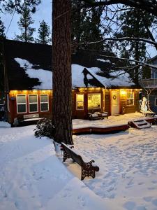 Beautiful Remodeled Home, Hot Tub, Near Ski & Lake