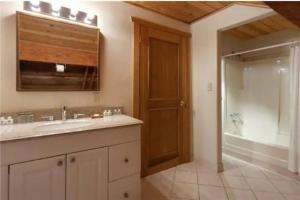 Valhalla Ski Chalet Hottub, walk to village lifts