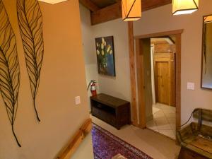 Valhalla Ski Chalet Hottub, walk to village lifts