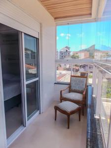 100 metros da praia 2 Suites AC Churrasqueira