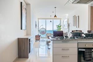 Hermoso Condo al Pie de la Playa Camino al Mar