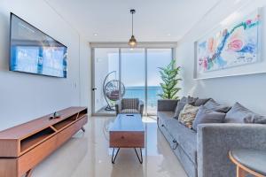 Hermoso Condo al Pie de la Playa Camino al Mar
