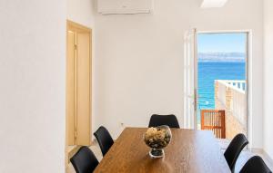 Nice Apartment In Stomorska With Wifi