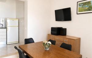 Nice Apartment In Stomorska With Wifi