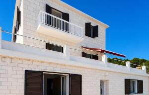 Lovely Apartment In Stomorska With Wifi