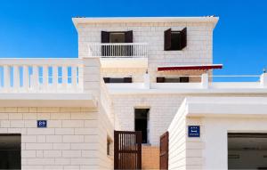 3 Bedroom Beach Front Apartment In Stomorska