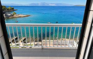 3 Bedroom Beach Front Apartment In Stomorska