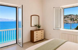 3 Bedroom Beach Front Apartment In Stomorska