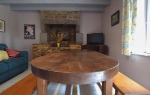Lovely Home In La Chapelle-Uree With Wifi