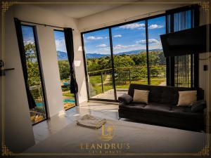 Leandrus CLUB HOUSE casa quinta de LUJO EN CARMEN DE APICALÁ, piscina, jacuzzi, BBQ, Mirador