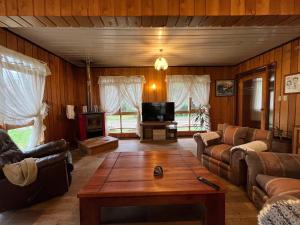 Charming Room in Rustic Wood House w Breakfast