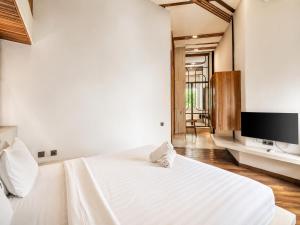 Opulent 1-BR Loft with Art Deco Shared Pool