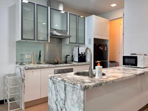 Minimalistic Seaview TheSuites Straits Quay 5Pax