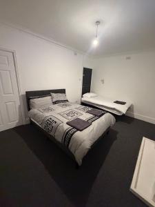 Full house near city centre train station and hospital