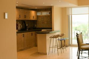 Azteca Princess Newly Renovated Condo with Pool