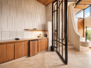 Modern 1-BR Loft with Art Deco Style and Shared Po