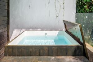 Cascade Apartments- Relaxing Ubud Stay with Nature View & Sauna