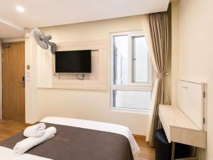 Silent Night Dem Lanh Hotel