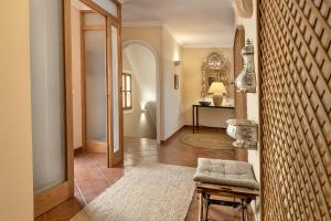Townhouse with pool and mountain views, just 5 min
