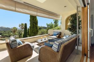 Townhouse with pool and mountain views, just 5 min