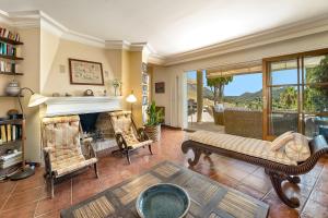 Townhouse with pool and mountain views, just 5 min