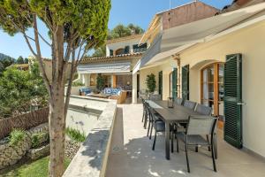 Townhouse with pool and mountain views, just 5 min