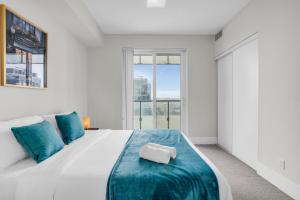 Classic Toronto Skyline Suite - Self Check in