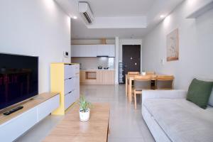 Botanica - 2BR - Cozy Spacious & Airy Near Airport