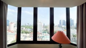 Elegant and Spacious 2 BR Apt Walk to BTS Nana