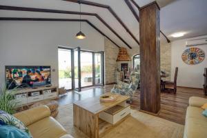 Villa Kristina with Pool - Happy Rentals
