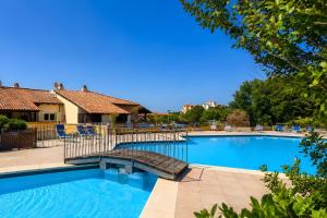 Number One With Shared Pool - Happy Rentals