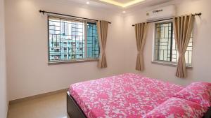 Single Room, King Size Bed with two large windows