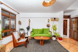 Hewani a bright & airy 1 BR apartment with an ocean view & pool