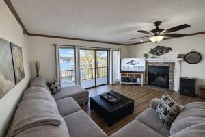 Lake Hamilton Haven: Top-Floor Condo with Boat Slip, Pool & Pickleball