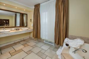 Hotel Brossard, an Ascend Collection Hotel