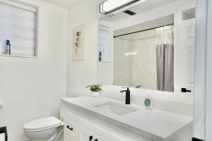 Convenient & Cozy 8 Beds Home - Prime Location with 4 Free Parking