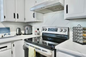 Convenient & Cozy 8 Beds Home - Prime Location with 4 Free Parking