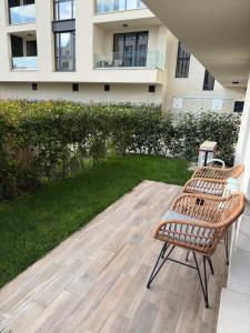 Sunny Flat Near the Beach & Pool View