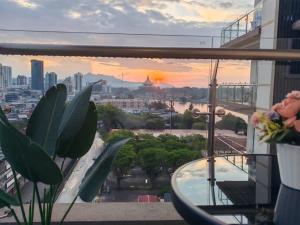 Kuching City Center Riverine Apartment With Balcony and Nice View