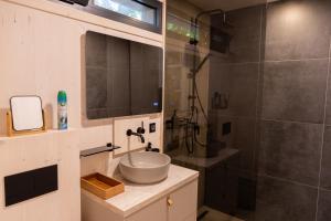 Exclusive Wellness House with Jacuzzi and Sauna, 10 Gardens