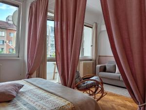 Central Sofia Apt Separate Kitchen, Singer Work Desk, Fast WiFi & Metro