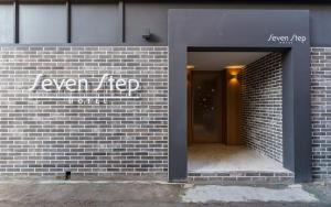 Hotel Seven Step
