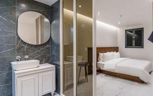 Hotel Seven Step