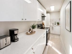 Unique 2 Bedroom Apartment Near Chinatown Rogers Arena and Seawall