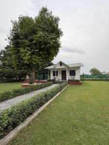 Farmhouse with Pool & Rooftop - SAS Farms, Noida