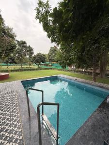Farmhouse with Pool & Rooftop - SAS Farms, Noida